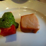 レストラン コバヤシ - レアに温めた銚子産ツキンボウ（めかじき）の燻製ピーマンのトマト煮　半熟卵　ハーブ添え