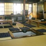 大内宿 山本屋 - 玄関土間には民具も飾られて囲炉裏もあっていい雰囲気