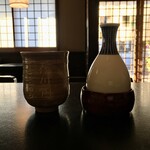 信川円 - 背景は出入り口の引戸