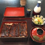 信川円 - うな重(は) 一串半 5,650円(内税) 表面が黒くなっているのは焦げているのではなく、姥目樫の備長炭で "焼けて" いるからです