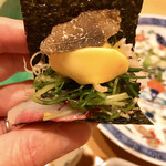 はらまさ - 仲居さんがこっそり教えてくれたオススメの食べ方。次に出てきたフォアグラ茶碗蒸しをトリュフごとひらめとあん肝ペーストにトッピングしてお海苔で巻いて。
