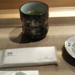 寿し芳 - お箸、おしぼり、しょうゆ差し、お茶。