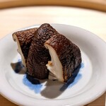 温石 - 炭火焼きの技術で、保水された椎茸。薫り高すぎ君。