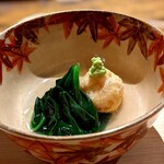 温石 - 麻機蓮根の歯ごたえも良い饅頭には、鱧のそぼろを仕込んでありました。その辺のほうれん草も葉の厚みが美味しい時期になりました。