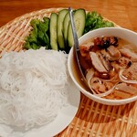オールドサイゴン - 山盛り野菜のつけ麺