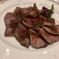 VALON TOKYO 錦糸町 - 北海道神居牛のローストビーフ　玉葱のソース