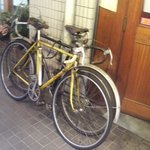ヴァン・ド・リュー - ホテルオークラ出身シェフ小金井"Vin de RUE"店頭の自転車