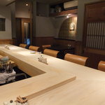 鮨 なんば - 白木のカウンター