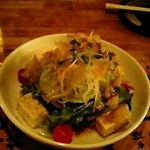 おいしんぼう蔵 - お通しは大盛サラダ