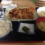 神ちゃん家 - 豚の生姜焼き350円。マカロニサラダ100円も追加してみました。(^^)