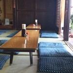 Haraguchi Soba - 長いお膳がドンドンドンとあり好きなところにお座り下さいという感じ。当日は静かな店内で時計の打つ音が響いていました。