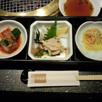 食道園 北新地店 - 先付(キムチ､上ミノ湯引き､クラゲの酢の物