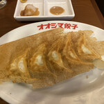 大島ラーメン - 餃子。名前入りのお皿がいい！