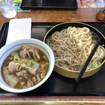 山田うどん - 肉汁合い盛り、780円。