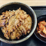 マルハのカルビ丼 - もち豚カルビ丼