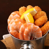 海老のスチームとフライのバケツ盛り