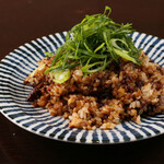 Garlic rice with domestic beef tendon and Kujo green onions