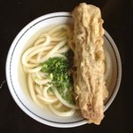 上野製麺所 - コシの光るしっかりとした麺と甘さの無い辛口の出汁。美味いおうどんだ。1時前に玉が無くなるのも、うなずける。かけ小＋ちくわ天で¥270です。かけ小は¥170です。