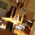 なかま亭 - 店内広々ゆったり。木のぬくもりも感じられる空間です。