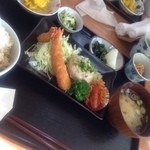 なかま亭 - 本日のお勧め「鶏つくねとエビフライ 650円。」