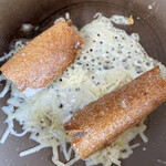 ル・クシネ - フライパンにとろけるチーズをしき、火をつけ