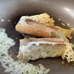 ル・クシネ - チーズがパリッとしてきたら違う面を下にして蓋をして弱火にするとパンが柔らかくなります