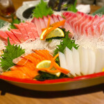 個室完備 海鮮と産地鶏の炭火焼 鶏菜 - 5点舟盛り
６人で行ったので、それぞれ６切れにしてもらいました。