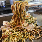 圓 - お好み焼きの上の焼きそばで、お好み焼きが見えない