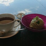 ベーカリー&テーブル 箱根 - アイスクリームと紅茶