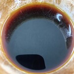 豆屋 十六 - マグカップに注いだドリップコーヒー　いい色してます