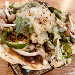 肴と酒 げのげ - 納豆タレのピザ