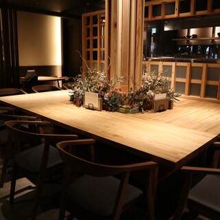 A modern Japanese space surrounded by the warmth of wood, where you can enjoy the craftsmanship of craftsmen with all five senses.