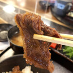 Takumiya - 甘辛く煮込んだ飛騨牛。大きさは小さめですが、柔らかくて美味しい。