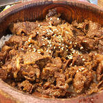 Takumiya - 白飯の上に甘辛く味付けした飛騨牛のしぐれ煮がたっぷりと乗っております。