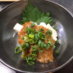 三酉屋 - クリームチーズ酒盗和え550円