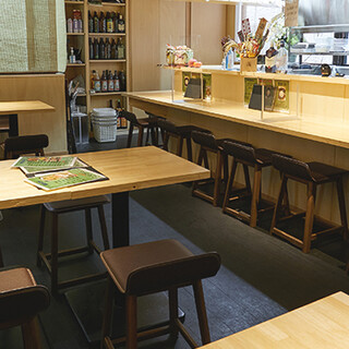 일본식 차분한 공간에서 엄선한 요리와 음료를 즐길 수 있습니다.