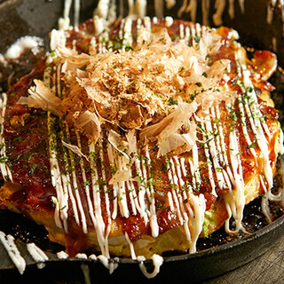 Enjoy the fluffy Okonomiyaki made with seasonal domestic ingredients.