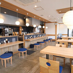 麺屋 波のおと - カウンター12席、テーブル12席