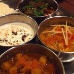 Mughal - ベジタリアンターリー（豆のカレー、いんげんのカレー、野菜カレー）