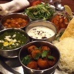Mughal - ノンベジタリアンターリーセット（3000円）…チキンサグカレー、里芋のカレー、野菜カレー