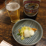 キッチン友 - 瓶ビールと漬物