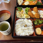 Kafe and oresutoran danwashitsu nitokyo - 弁当には味噌汁、お茶付き