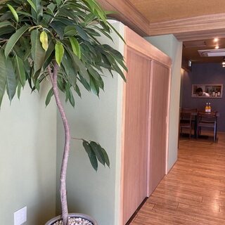 落ち着いた空間で、自慢の逸品をゆったりとお召し上がりください