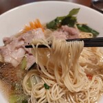 h See daeng - 中華麺に似た細い麺