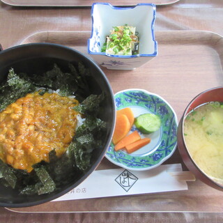 味よし - 料理写真:【うに丼　３３００円】（味噌汁・冷奴・漬物付）