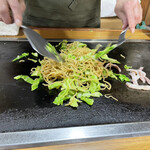 峰 - 焼きそば調理中。