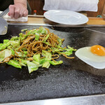 峰 - 焼きそばイカ玉子入りに卵を！