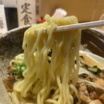 素揚げ酒場 大阪あげ鳥 一 - 細めのウェーブかかったストレート麺