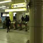 食卓 - 改札を抜ける