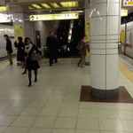 地下からお店へ